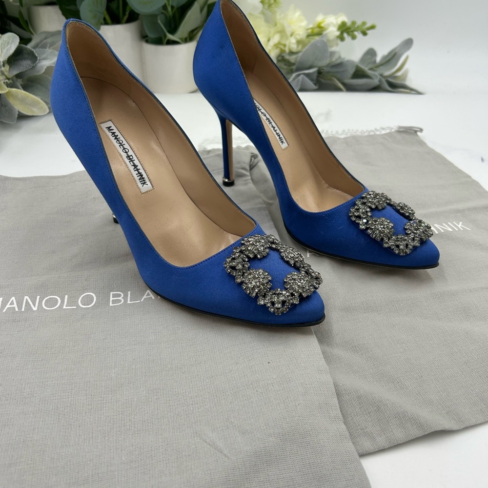 SOLD!!!!!!!!!    Manolo Blahnik hANGISI pumps in blue satin size 37.5
